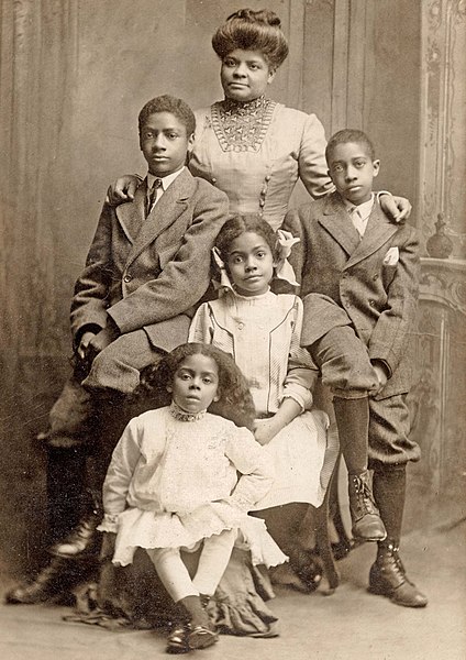 Ida B Wells with her children