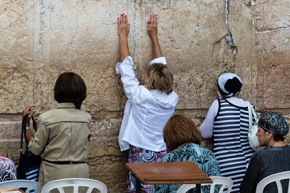 women pray at the Western Wall