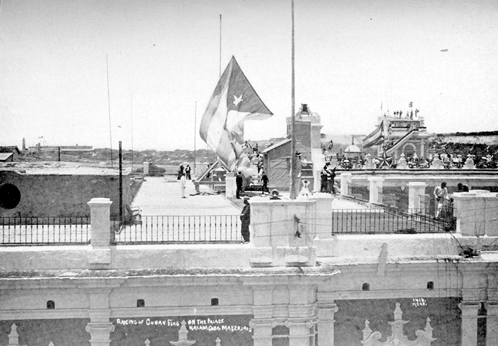 Raising the Cuban flag 